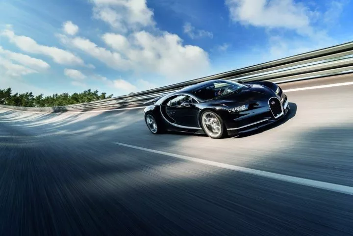 Bugatti Chiron en pista, destacando su perfil aerodinámico y potencia.
