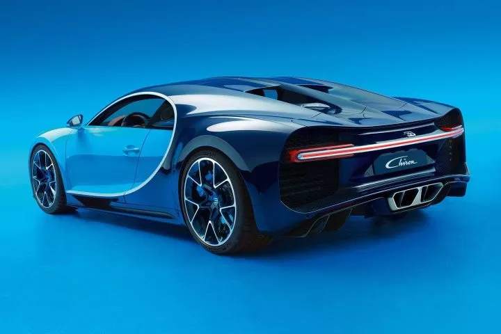 Perfil trasero del Bugatti Chiron, realzando la estética y aerodinámica.