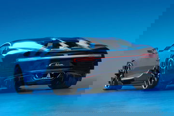 Vista posterior lateral del Bugatti Chiron destacando su diseño aerodinámico y escape cuádruple.