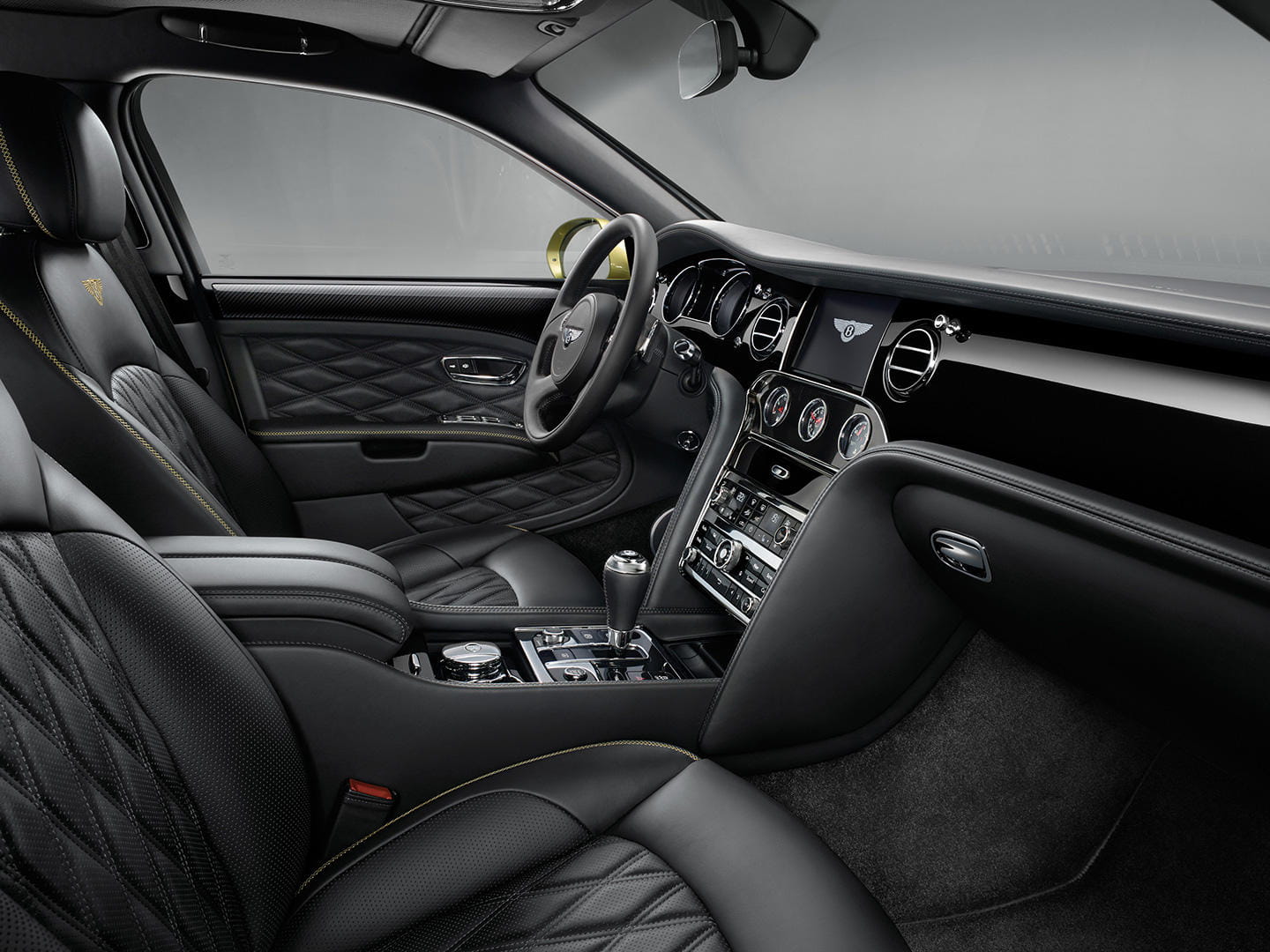 Vista lateral de la cabina del Bentley Mulsanne, destacando su lujoso acabado y detalles