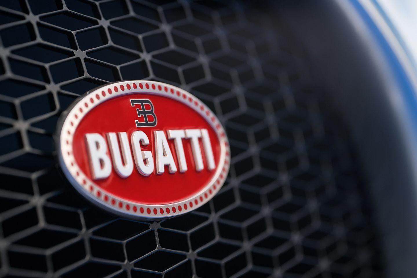 Primer plano del icónico emblema de Bugatti en la parrilla.