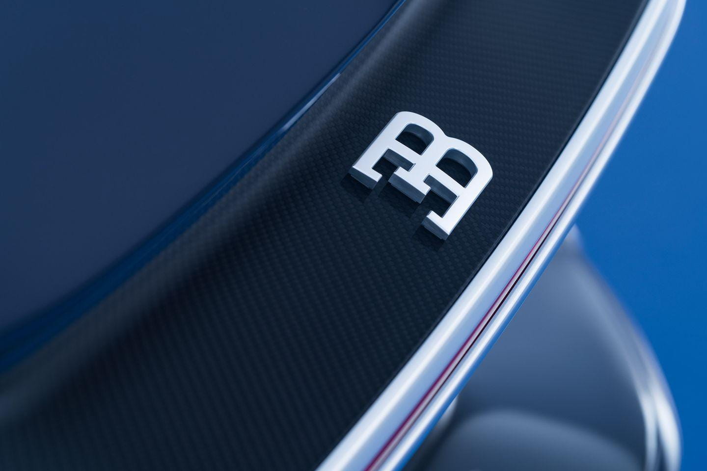 Vista cercana del emblemático logo de Bugatti en acabado cromado.