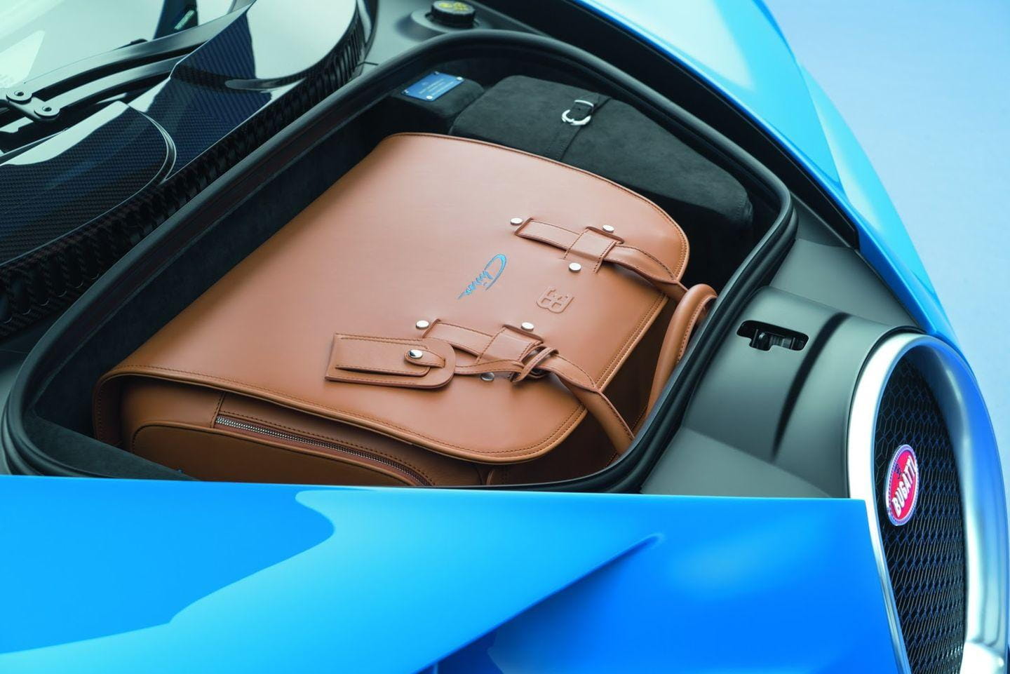 Maletín exclusivo de cuero a medida en compartimento del Bugatti Chiron.
