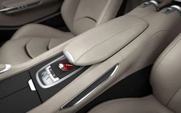 Vista cercana de la consola central del Ferrari GTC4Lusso.
