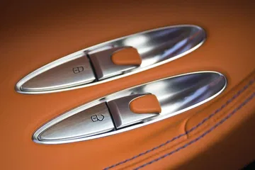 Detalle de los acabados exclusivos en la carrocería del Bugatti Chiron.