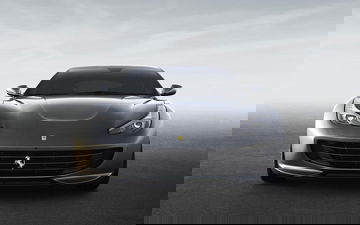 Vista frontal del Ferrari GTC4Lusso destacando su distintiva parrilla.