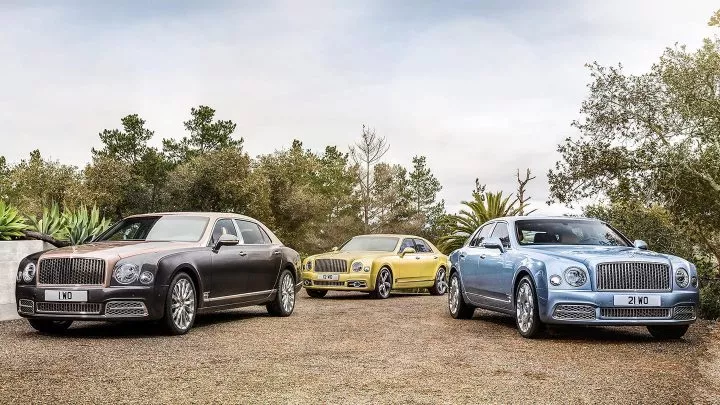 Tres Bentley Mulsanne en distintos tonos muestran su elegante línea delantera y lateral.