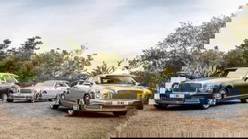 Tres Bentley Mulsanne en distintos tonos muestran su elegante línea delantera y lateral.