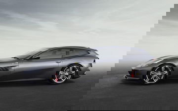Perfil lateral del Ferrari GTC4Lusso mostrando su dinámica silueta.