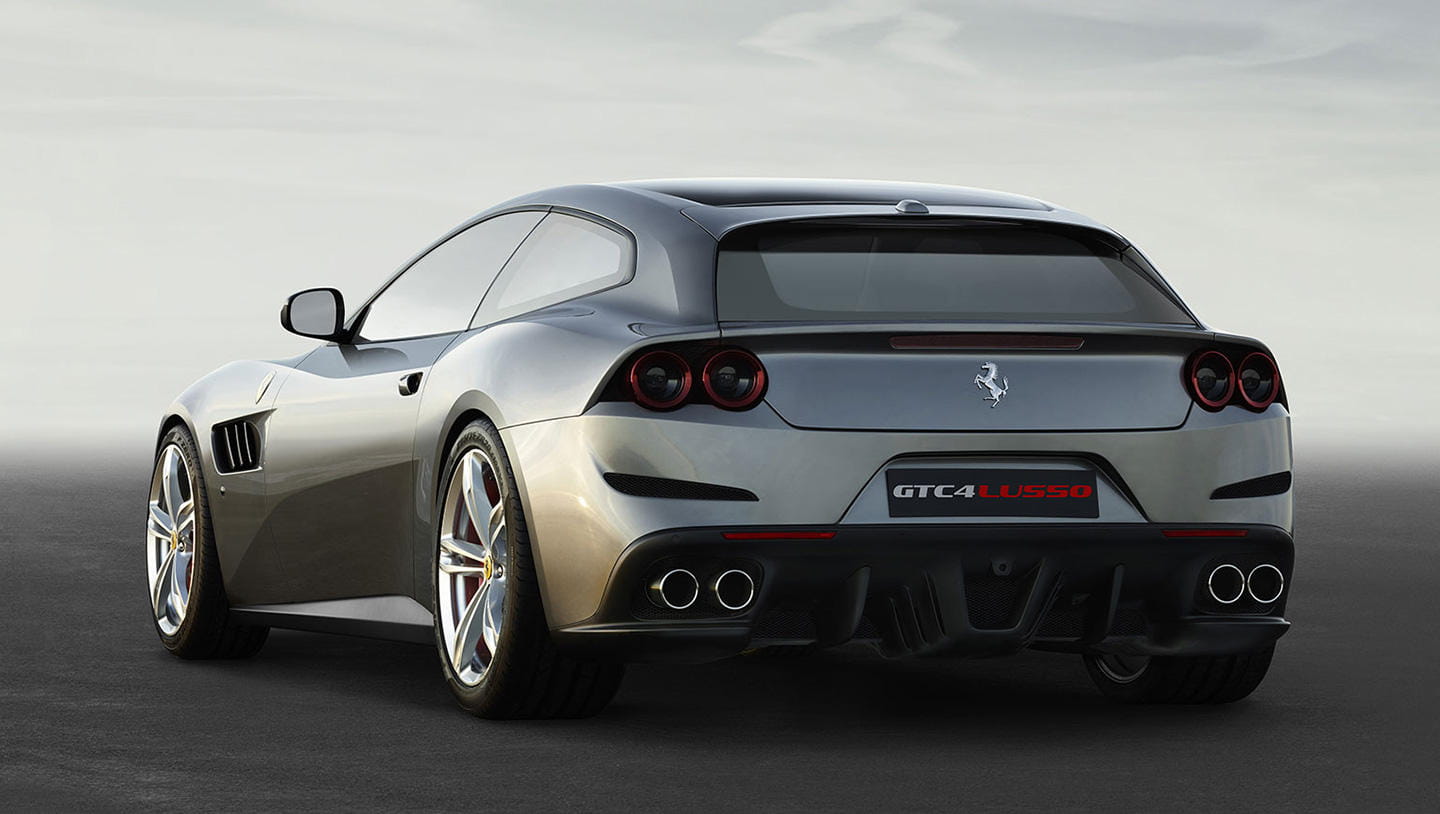 Vista trasera y lateral del Ferrari GTC4Lusso destacando su diseño aerodinámico.