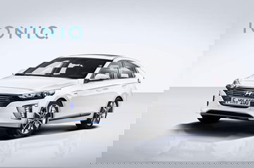 Vista delantera y lateral del Hyundai IONIQ resaltando su diseño aerodinámico.