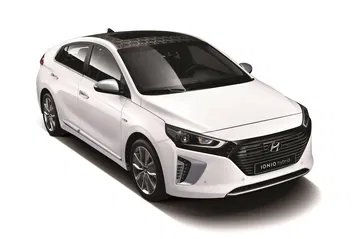 Vista angular del Hyundai IONIQ resaltando su diseño aerodinámico.