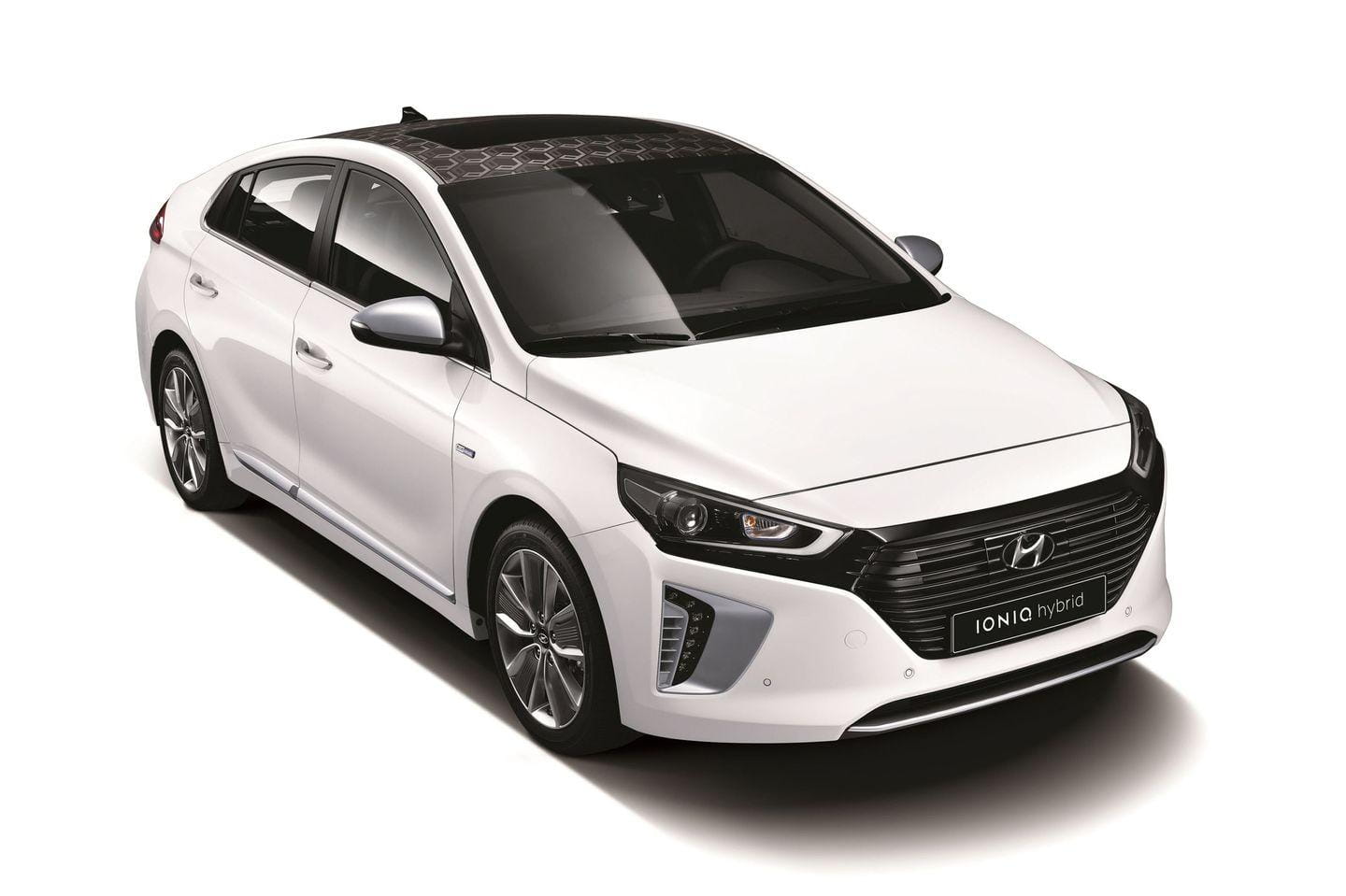 Vista angular del Hyundai IONIQ resaltando su diseño aerodinámico.