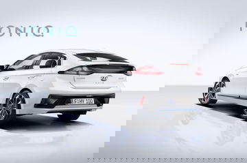 Ángulo que muestra la silueta aerodinámica del Hyundai IONIQ.