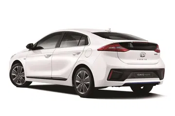 Vista trasera y lateral del Hyundai IONIQ destacando su diseño aerodinámico