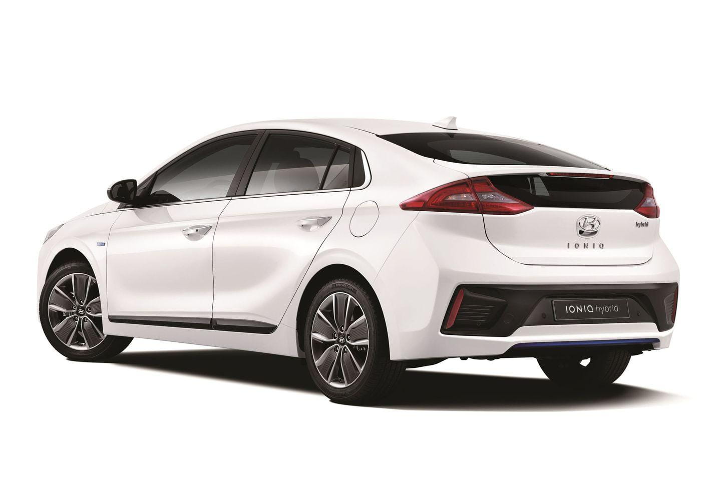 Vista trasera y lateral del Hyundai IONIQ destacando su diseño aerodinámico