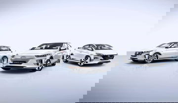 Comparativa frontal y lateral de tres Hyundai IONIQ.