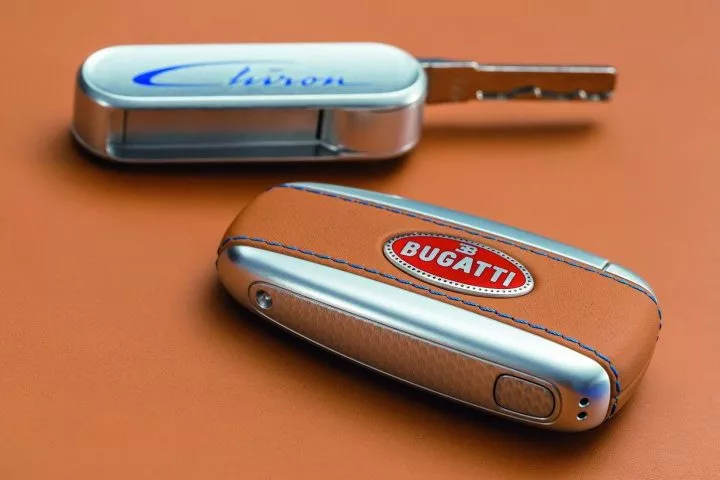 Llave de alta gama del Bugatti Chiron con logo y acabados metálicos.