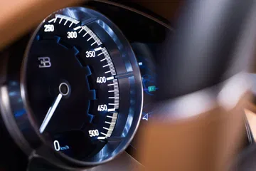 Vista cercana del velocímetro del Bugatti Chiron, marcando hasta 500 km/h.