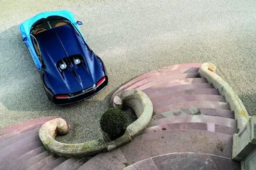 Vista aérea del Bugatti Chiron destacando su diseño trasero y techo.