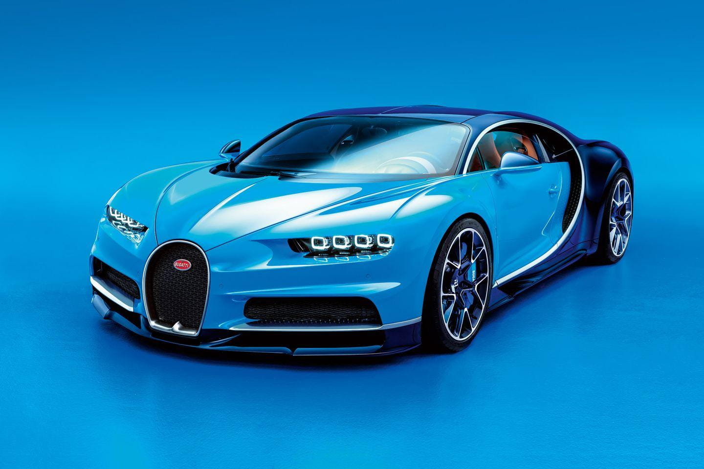 Vista en ángulo delantero-lateral del Bugatti Chiron destacando su diseño aerodinámico.