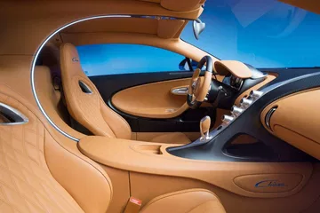 Vista privilegiada de los asientos de cuero del Bugatti Chiron, detalle y lujo.