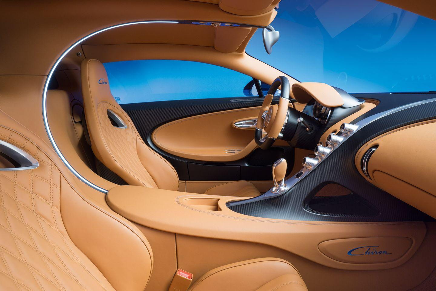 Vista privilegiada de los asientos de cuero del Bugatti Chiron, detalle y lujo.