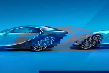 Vista lateral que muestra las líneas aerodinámicas del Bugatti Chiron.