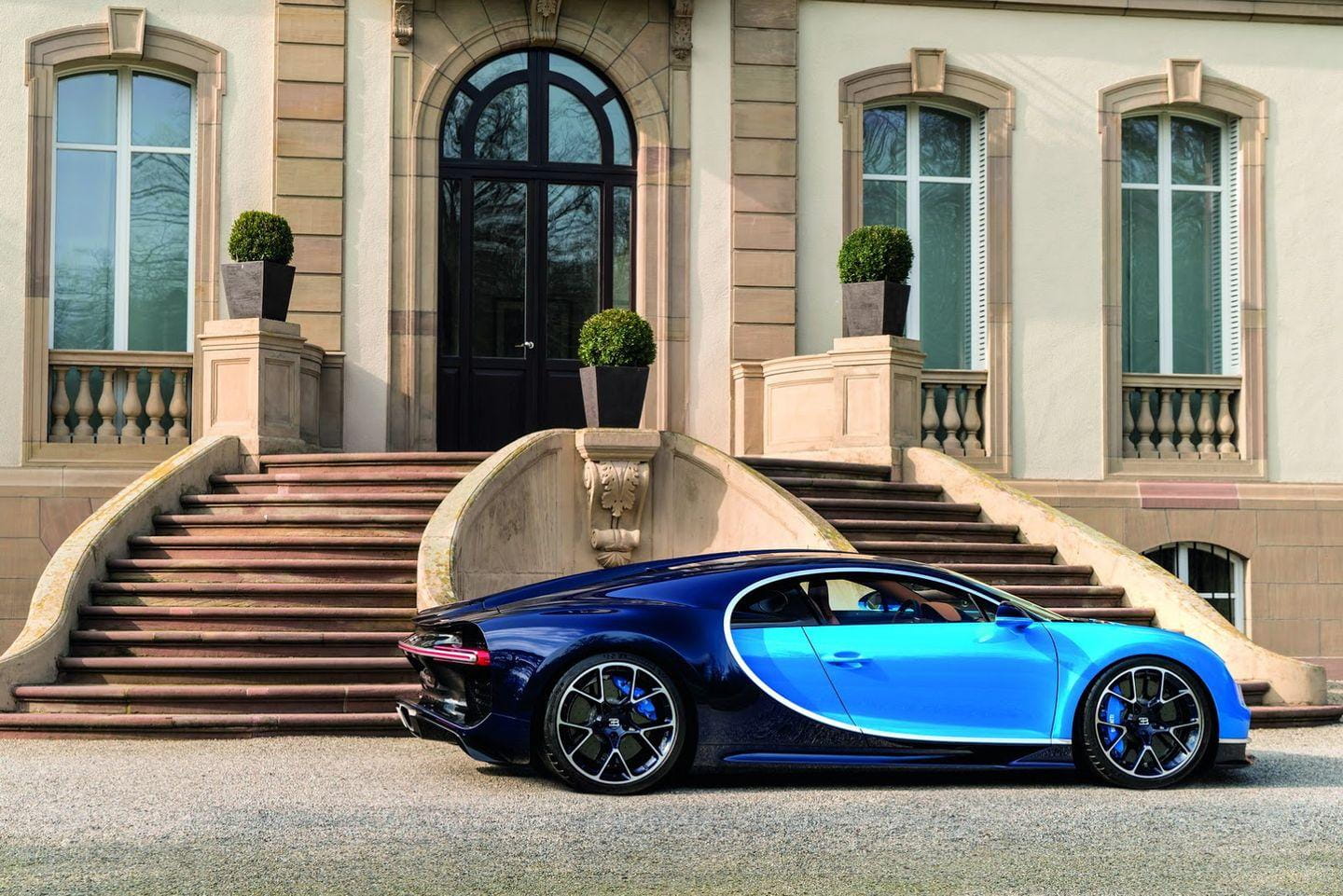 Vista lateral del Bugatti Chiron mostrando su elegante diseño y acabado azul.