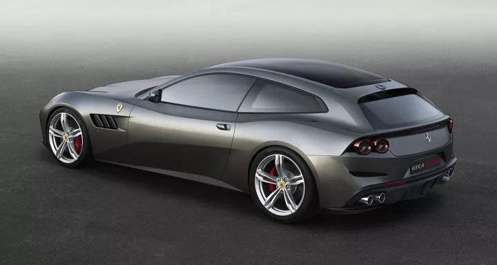 Silueta distintiva del Ferrari GTC4Lusso, vista lateral que muestra sus curvas aerodinámicas.