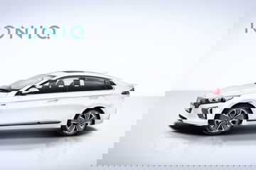 Perfil lateral del Hyundai IONIQ destacando su diseño aerodinámico.