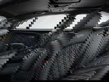 Lujoso habitáculo trasero del Bentley Mulsanne con acabados de primera calidad.