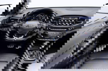Vista detallada del volante y cuadro de instrumentos del Hyundai IONIQ.