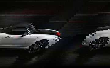 Vista lateral del Abarth 124 Spider destacando su diseño aerodinámico.