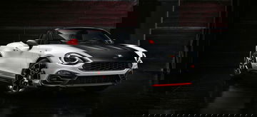 Vista lateral que muestra las líneas deportivas del Abarth 124 Spider.