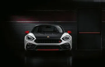 Vista frontal del Abarth 124 Spider destacando su agresividad y deportividad.