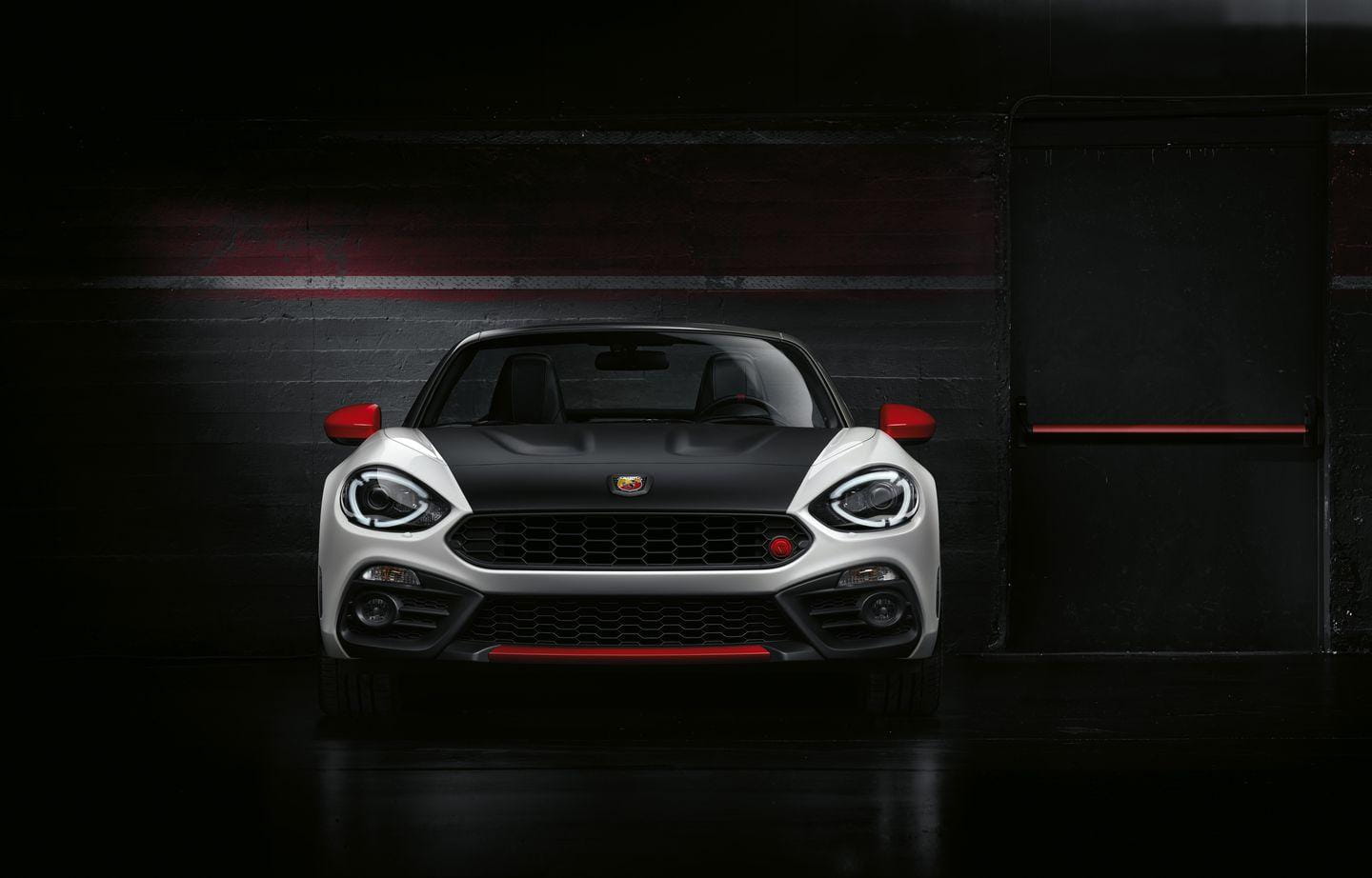 Vista frontal del Abarth 124 Spider destacando su agresividad y deportividad.