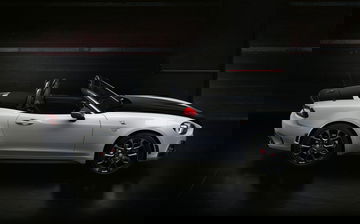 Vista lateral del Abarth 124 Spider resaltando su línea deportiva.