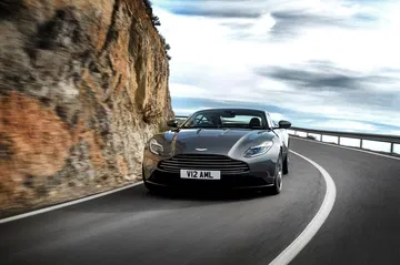 Vista dinámica del Aston Martin DB11 acercándose en carretera.