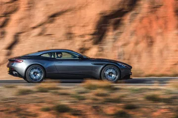 Perfil dinámico del Aston Martin DB11 en movimiento.