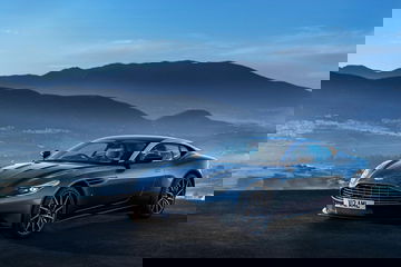 Vista lateral del Aston Martin DB11 con fondo dramático.