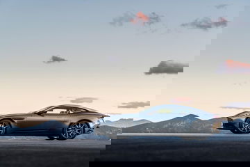 Perfil lateral del Aston Martin DB11 mostrando su diseño aerodinámico.