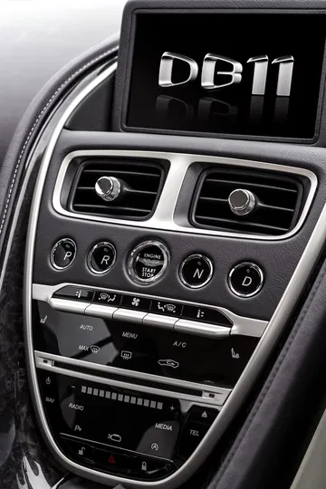 Consola central del Aston Martin DB11 con mandos y aireadores.