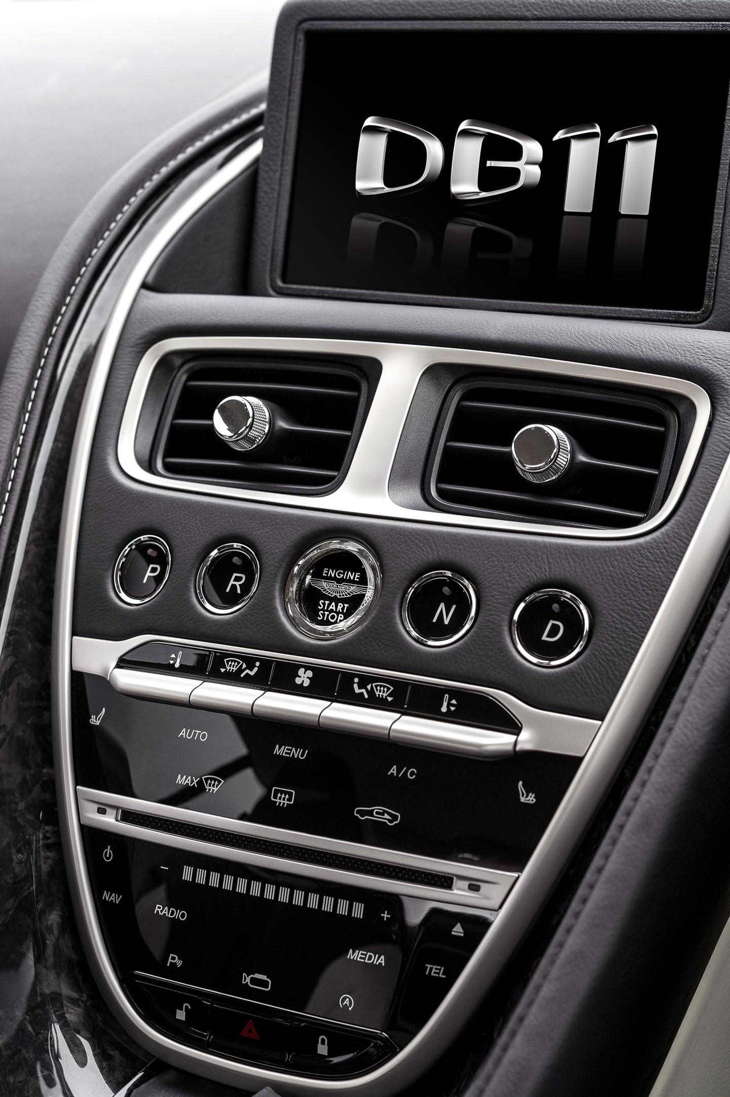 Consola central del Aston Martin DB11 con mandos y aireadores.