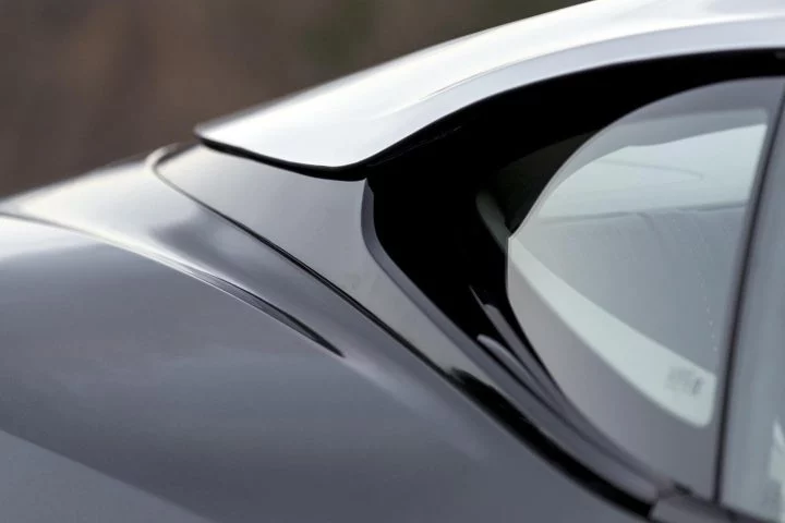 Vista de las aletas de ventilación del Aston Martin DB11.
