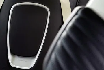 Acercamiento a la textura y diseño del asiento de un Aston Martin DB11.