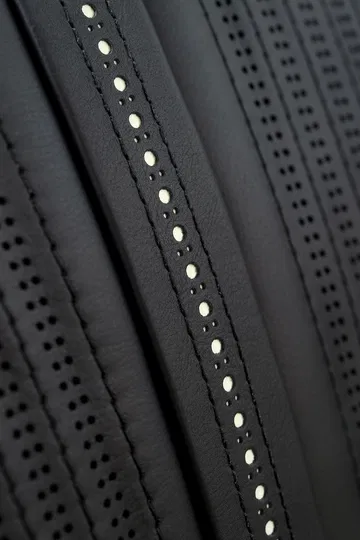 Vista cercana de la costura y perforación del cuero de los asientos del DB11.