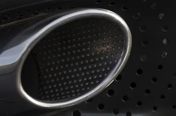 Primer plano del sistema de escape del Aston Martin DB11, acabado impecable.