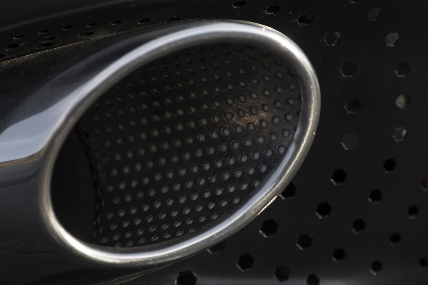 Primer plano del sistema de escape del Aston Martin DB11, acabado impecable.