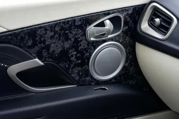 Vista del exquisito acabado en panel de puerta del DB11.